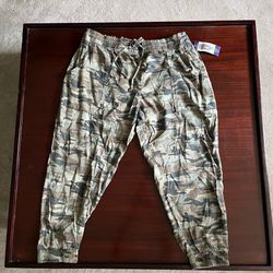 GAP Women's Green Camouflage Joggers