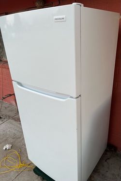 Frigidaire Top-Freezer Refrigerator White