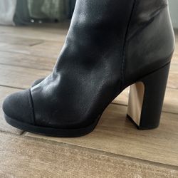 *** Karl Lagerfeld Paris Leather Booties***