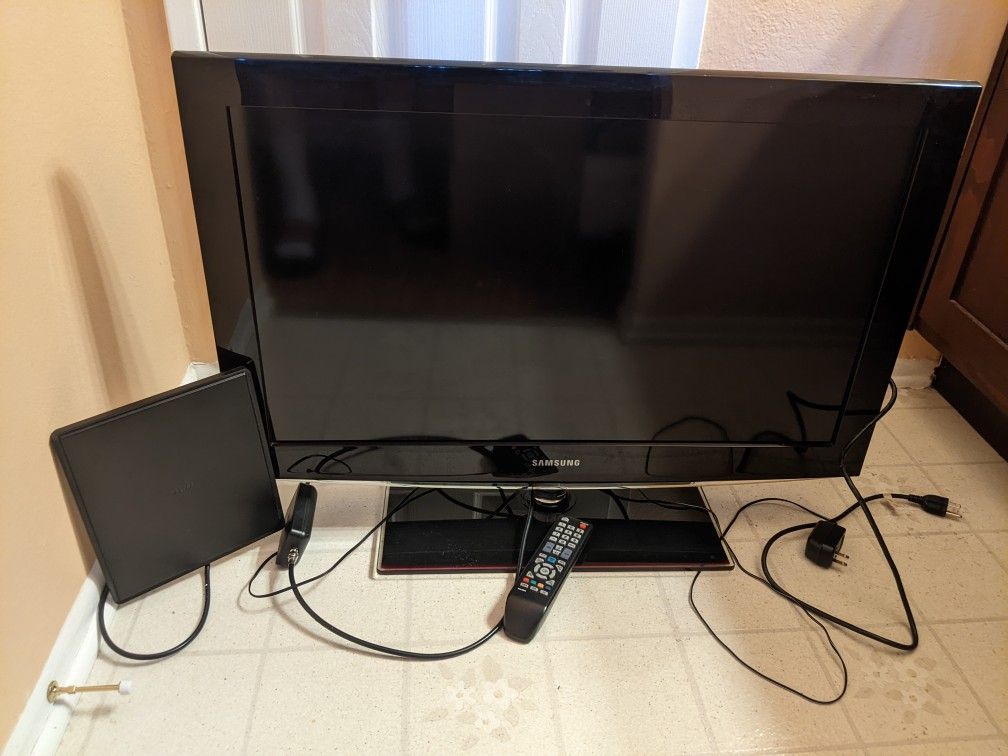 Samsung 32" TV With RCA Amplified Antenna