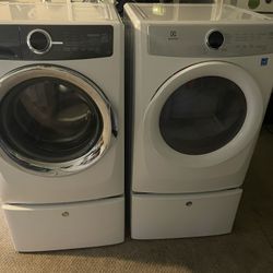 4 Yr Old Electrolux White Frontload Washer He/Electric Dryer Match Set On Pedestals 