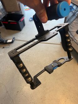 Neewer camera cage with top handle and dual grips