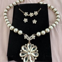 NWT Set of necklace, earrings and bracelet with vegan pearls