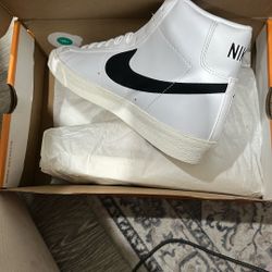 Nike Blazer Mid 77 VNTG Size 10.5 White/Black