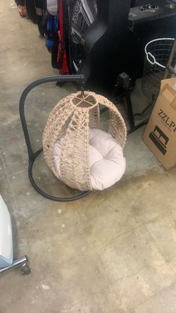Cat hanging chair bed cat only used 2x cat had her spots to lay . She didn’t use so I’m selling