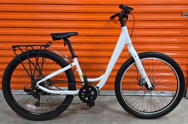 Momentum Vida bicycle (made by Giant Bicycles