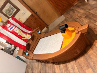 Little tikes Boat toddler bed with mattress