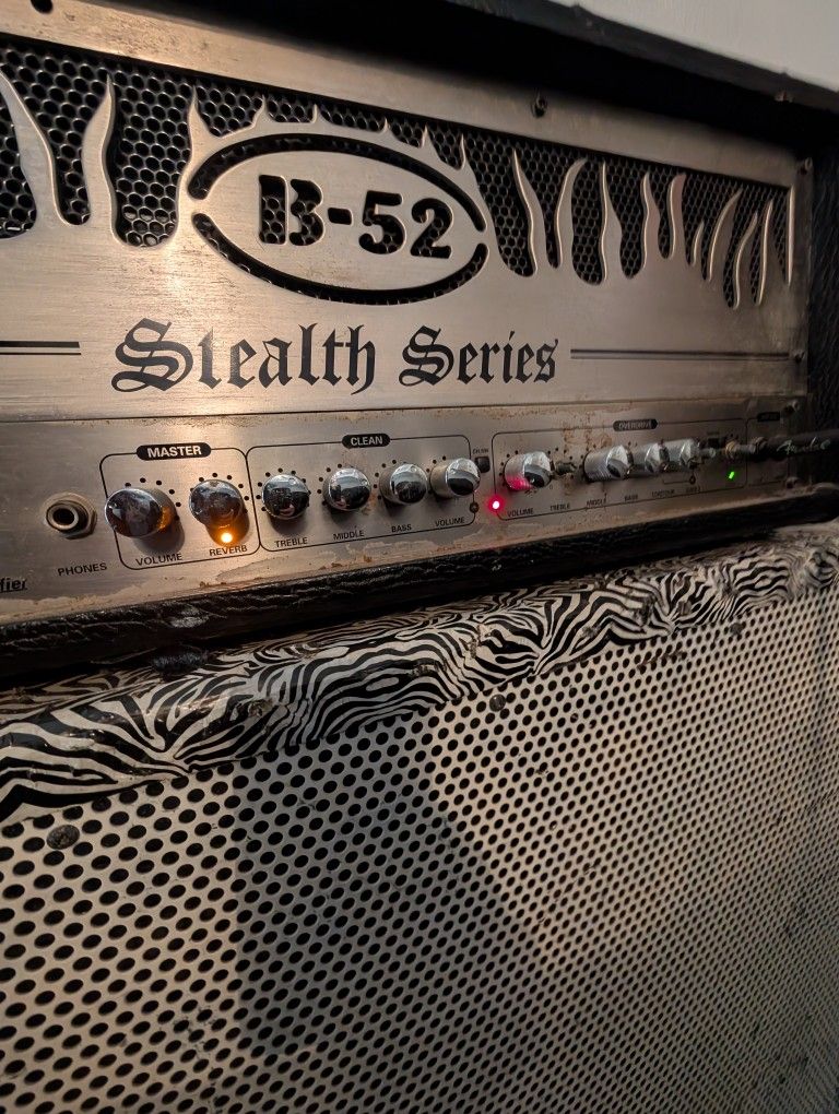 B52 Stealth Series 100W 4 x 12 Tube Amp With Solid State
