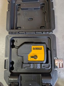 DEWALT 100 ft Green Self-Leveling 3-Spot Laser Level – New