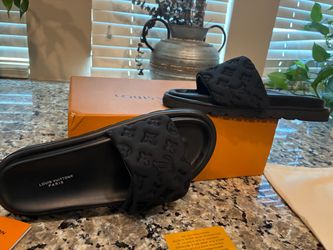 NEW IN BOX ..never worn..size 10/11