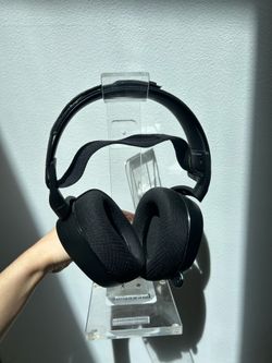 Steelseries Arctis 9X headset with clear headset stand