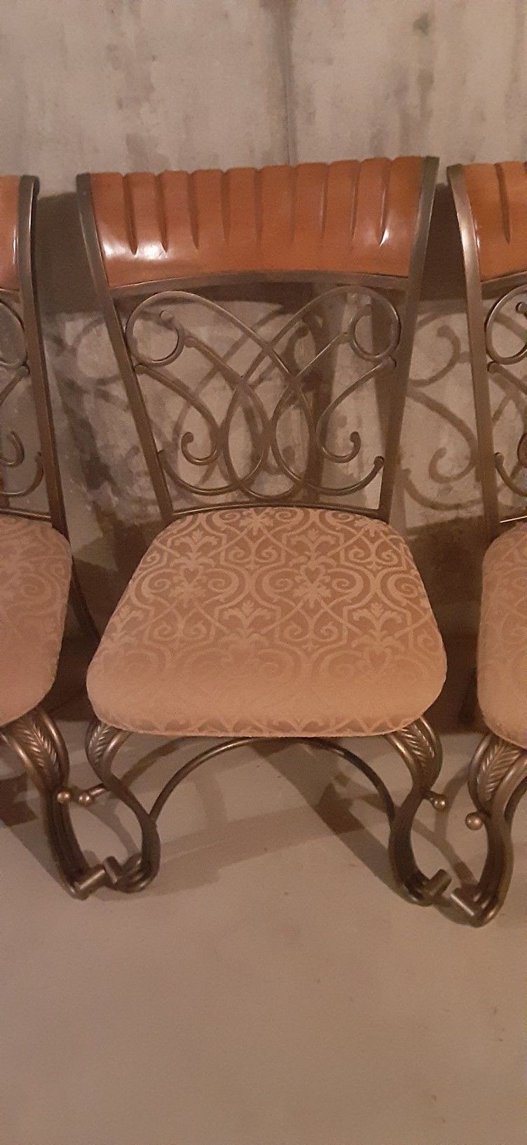 Round Table 2 Mat Ching Huths 8 Chairs