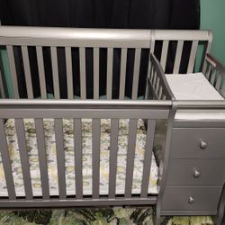 Mini crib with Changing Station