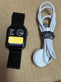 Apple Watch Series 4 40 mm Aluminum Case with Sport Band (GPS--LTE)