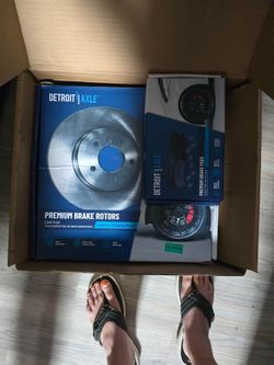 Brand New Detroit Axle Premium front and rear Brake Rotors and Premium Brake Pads