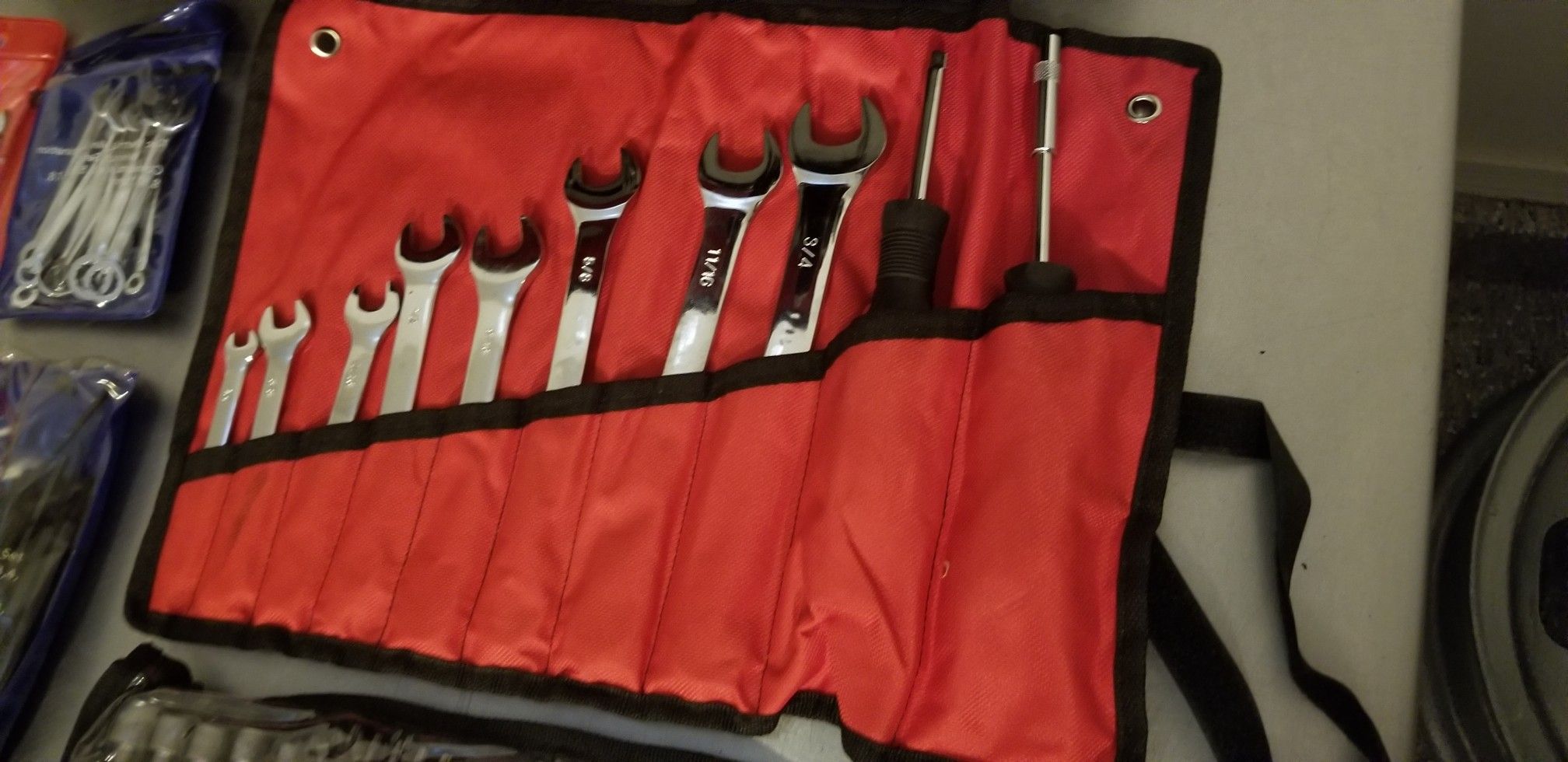 JobSmart 324Piece Mechanic's Tool Set with WaterResistant Case SKU