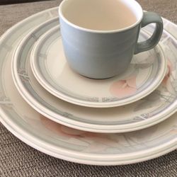 Noritake fine dinnerware, 24 pieces for six settings