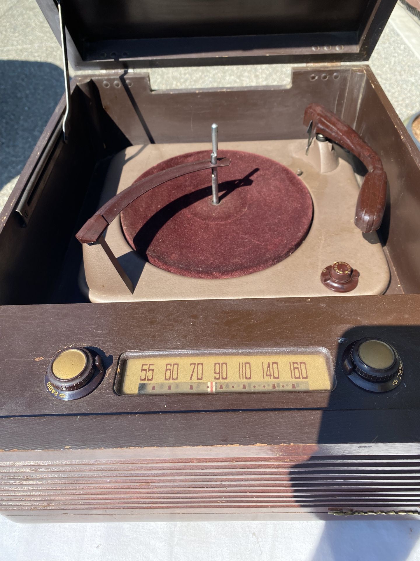 1951 Emerson 703B Phonograph AM Radio
