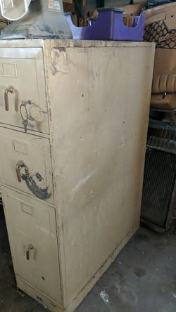 Fireproof file cabinet