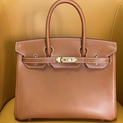 Saddle leather bag with gold buckle