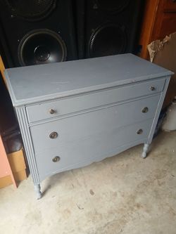 Beautiful vintage 3 drawer dresser matte gray