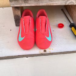 Shoe Size Is 3.5y Cleats    50$