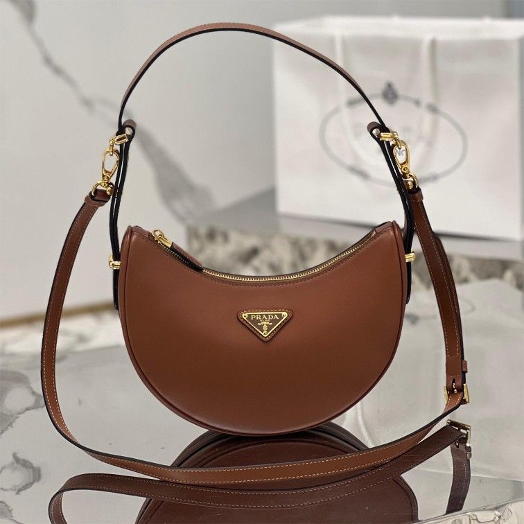 Arqué Leather Shoulder Bag Cognac 22.5 x 18.5 x 6.5 cm