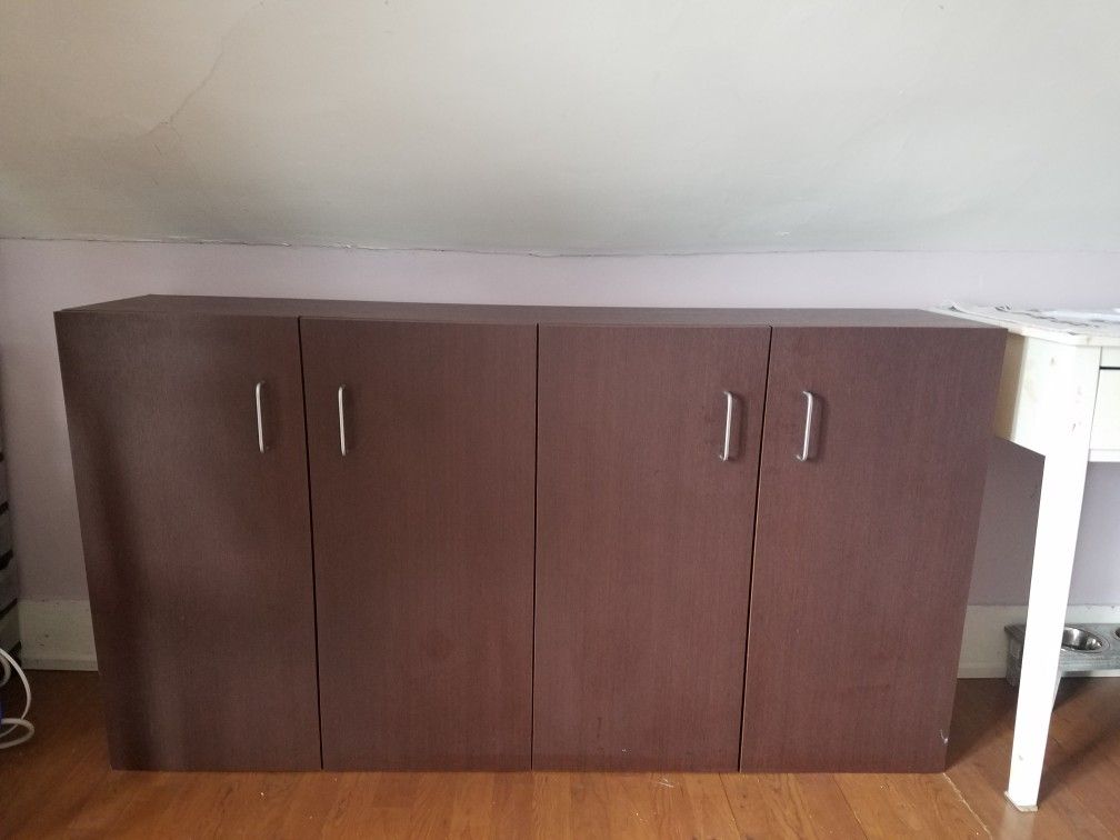 I sell two lockers in good condition kept for $ 150 payment only in cash do not accept check only cash.