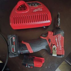 Drill Milwaukee 2 Pilas Y Un Cargador 