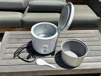 Like new-  Zojirushi 10 cup rice cooker.