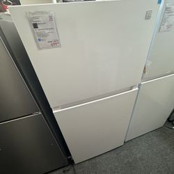 Kenmore Top Freezer Refrigerator W ice-maker new 