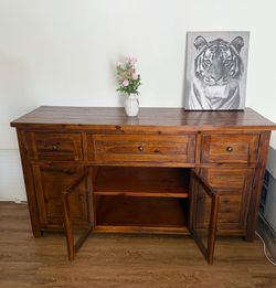 Beautiful Rustic Solid Wood Buffet / Sideboard (Excellent Condition!)