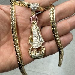 Prongs setting diamonds CZ stones Caridad del cobre pendant and necklace 