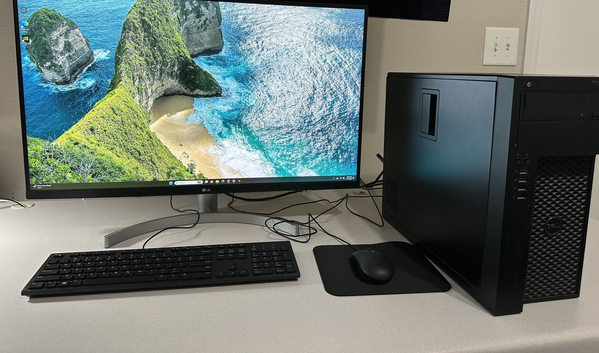 WINDOWS 11 COMPUTER DESKTOP PC SETUP. Wifi and BT included with LG 4K 32 Inch Monitor.