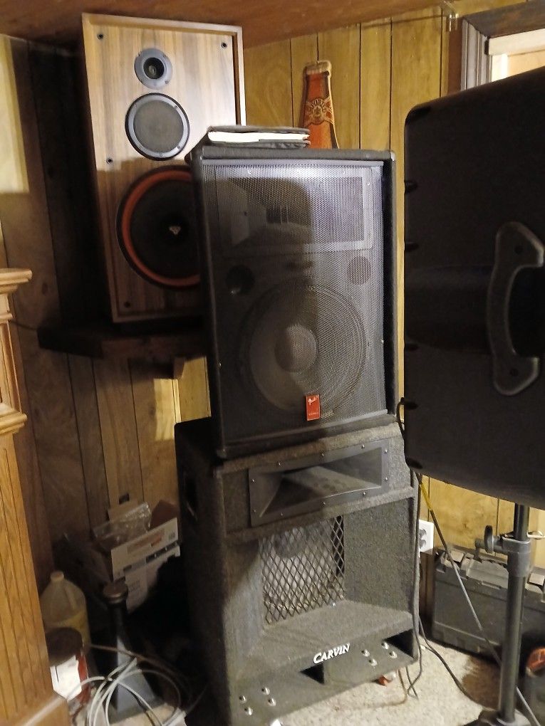 2 Fender Floor Speakers
