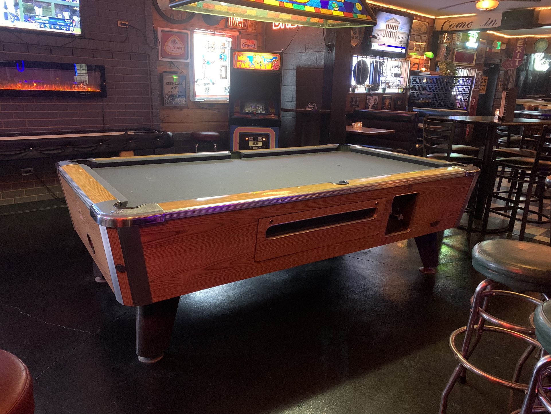 Valley Panther Commercial Pool Table for Sale in WA OfferUp