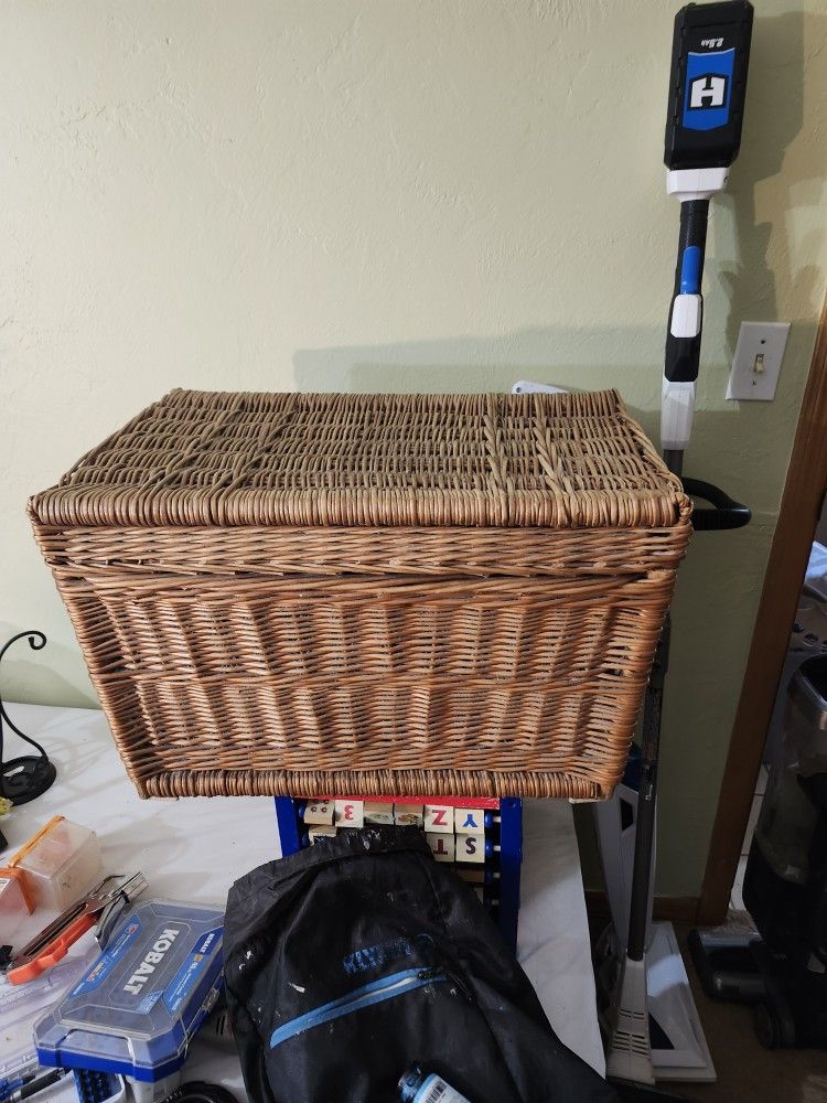 Large vintage French wicker hamper/chest
Thick weave/Hinged lid/Side handles SUPER RARE
