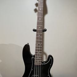 Squier  Bass With Soft Case And Stand