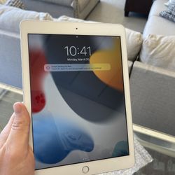 Apple iPad 6th Generation Wi-Fi 32GB, Silver