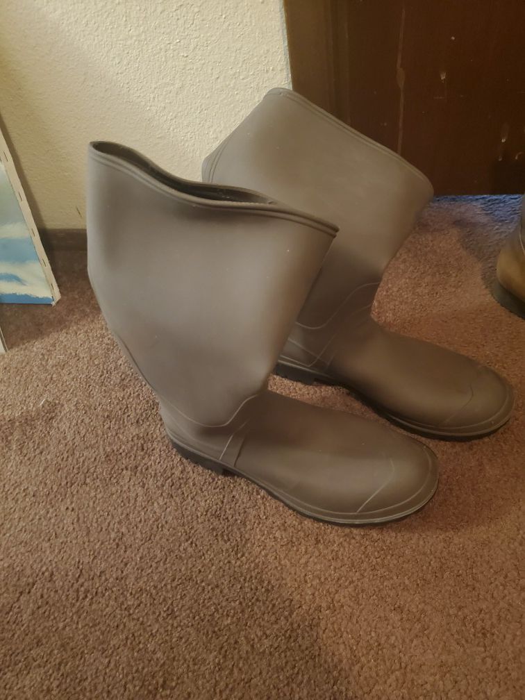 New rain boots size 9 men