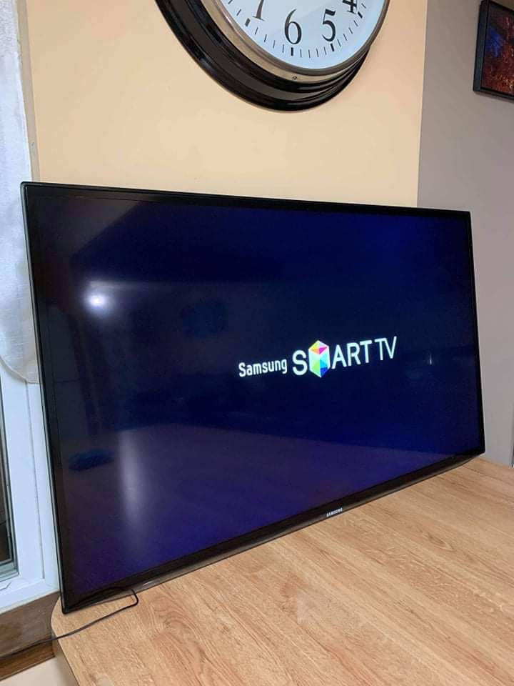 50” Samsung smart TV 4K Ultra LED HD 2160hp in excellent condition works 
