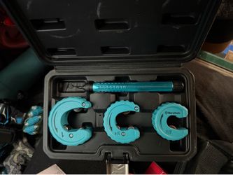 Pipe cutter and deburr tool ￼