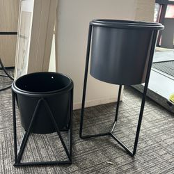 2 Plant Pots. 
