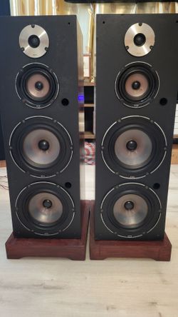 Rare Vintage Speakers KLH model one .