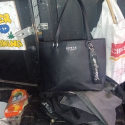 Purse   / LG Tote" Guess"