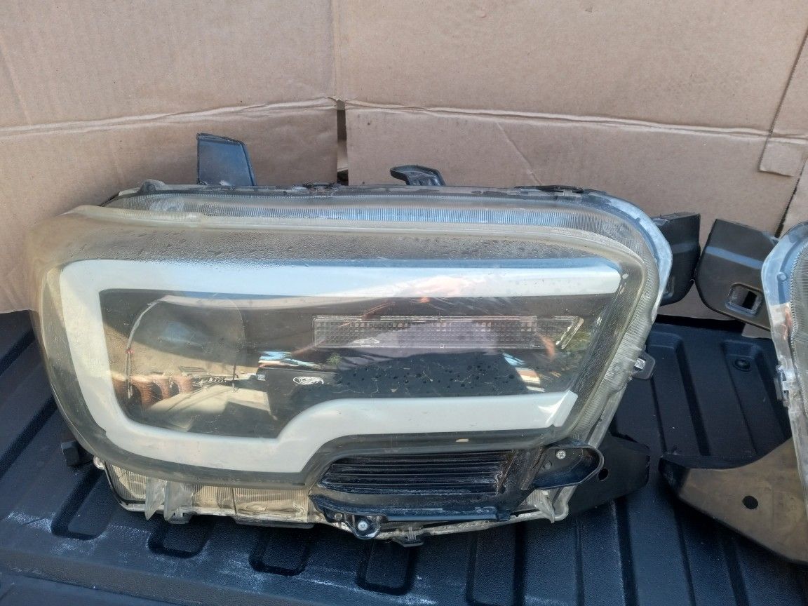 Right And Left Headlights For A Toyota Tacoma 2019 TO 2023