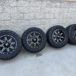 Toyota Tundra Wheels / Rough Country Lift Kit 