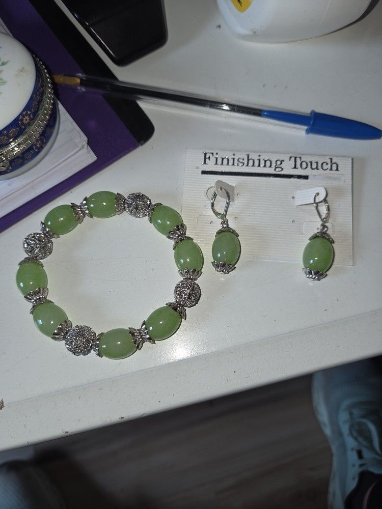 Beautiful Green Bracelet And Earrings