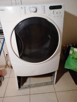 Kenmore elite electric dryer with the pedalstol drawer