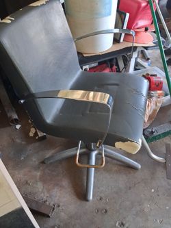 Barber/salon chair